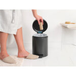 سطل زباله نیو آیکن پدالی 5 لیتر خاکستری پر برابانتیا - Image 12